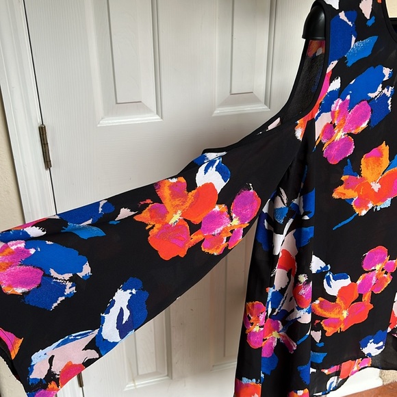 Vince Camuto Cold Shoulder Top - Picture 3 of 7